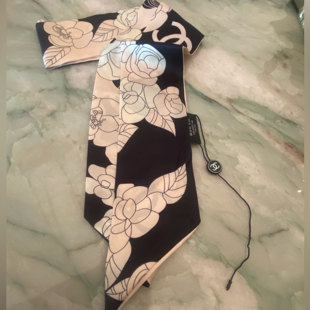 New silk neck scarf with tag.